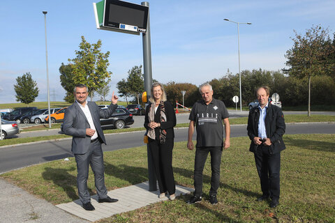 Dynamisches Fahrgast-Informationssystem (DFI) am Busbahnhof Weppersdorf: Landesrat Mag. Heinrich Dorner, Mag. Karin Zipperer (VOR-Geschäftsführung), Bürgermeister Erich Zweiler und Vizebürgermeister Ing. Karl Degendorfer