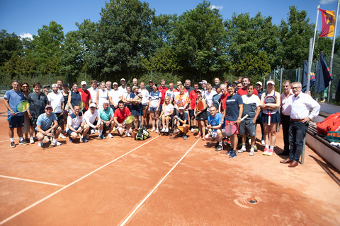 Sportlandesrat Heinrich Dorner mit allen Teilnehmerinnen und Teilnehmern beim Charity-Tennisturnier.