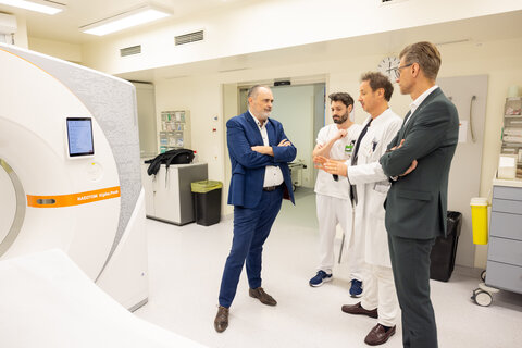 Besichtigung des Photonen-CT (v.l.) Landeshauptmann Hans Peter Doskozil, Lukas Hahn BSc, Bereichsleitung Radiologietechnologie, Prim. Dr. Martin Wehrschütz, MBA, Ärztlicher Direktor, Abteilungsvorstand, Facharzt für Radiologie und Geschäftsführer Robert Maurer MSc, MBA.