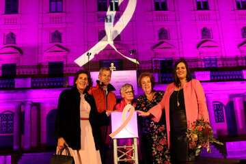 Schirmherrin Ágnes Ottrubay, Estée-Lauder-Geschäftsführer Sigfried Maurer, Irene Zach von der Selbsthilfegruppe „Im Heute leben“, Landtagspräsidentin Verena Dunst und Landesrätin Astrid Eisenkopf vor dem pinken Schloss Esterházy.