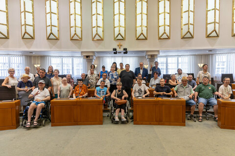 Eine Gruppe von Klientinnen und Klienten von „Rettet das Kind“ aus der Förderwerkstätte Großpetersdorf besuchte kürzlich den Burgenländischen Landtag und wurde von Landeshauptmann Hans Peter Doskozil begrüßt.