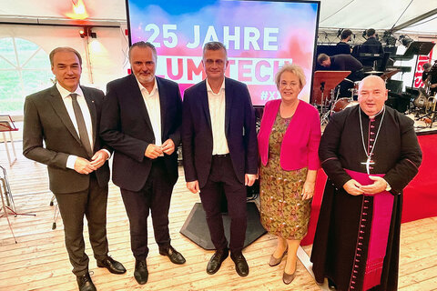 Landesrat Leonhard Schneemann, Landeshauptmann Hans Peter Doskozil, Lumitech-Geschäftsführer Stefan Tasch, CEO, Landtagspräsidentin Verena Dunst und Stadtpfarrer Franz Brei (v.l.) bei der 25-Jahresfeier von Lumitech in Jennersdorf.