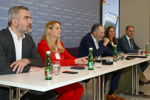 Landesrat Heinrich Dorner gemeinsam mit Landesrätin Daniela Winkler, Landeshauptmann Hans Peter Doskozil, Landeshauptmann-Stellvertreterin Anja Haider-Wallner und Landesrat Leonhard Schneemann bei der Präsentation des Rechenschaftsberichtes.