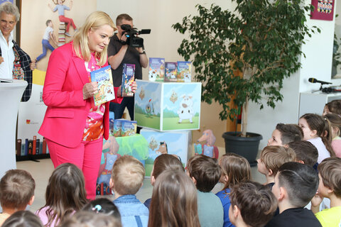 Bildungslandesrätin Daniela Winkler und Autor Thomas Brezina lasen aus dem Buch „Die fliegende Burg“ vor und verteilten die ersten, vom Autor signierten Exemplare an die Kinder des Kindergartens und der VS Weiden am See