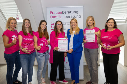 Landesrätin Daniela Winkler (3.v.r.) gratuliert Karin Behringer-Pfann (Mitte) und ihrem Team von Lichtblick Neusiedl am See zum 1. Platz beim Bank Austria-Sozialpreis.