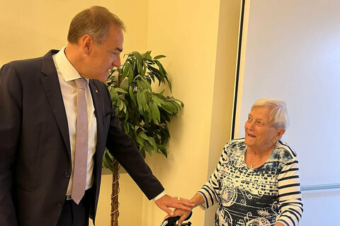 Soziallandesrat Dr. Leonhard Schneemann gratulierte Betreiber Franz Drescher mit einer von CERAMICO in Stoob handgefertigten Deko-Kachel im Haus in Raiding zum Jubiläum „30 Jahre Pflegezentren Drescher“.