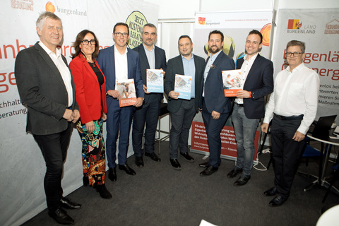 Wohnbau-Landesrat Mag. Heinrich Dorner (4.v.l.) mit Präsident Dipl.-HTL-Ing. Gerald Schwentenwein (Sozialdemokratischer Wirtschaftsverband Burgenland), Gemeinderätin Mag.a Katja Massing, MBA (Land Burgenland, Hauptreferat Soziales, provisorische Hauptreferatsleiterin), Burgenland Energie-Finanzvorstand, CFO, Mag. Reinhard Czerny, MBA, Hauptreferatsleiter der Wohnbauförderung, prov. Abteilungsvorständin-Stellvertreter Mag. Florian Hofstetter (Land Burgenland), Geschäftsführer Ing. Thomas Torda (BE Vertrieb GmbH & Co KG und EAA, Energie Allianz Austria), Oberwarts Stadtrat Mag. Marc Seper, MSc und prov. Referatsleiter Christian Taschner (Referat Energie und Technik der Wohnbauförderung des Landes Burgenland) (v.l.) beim Messestand der Wohnbauförderung des Landes Burgenland.