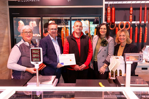 Mitarbeiterin Margit Halwax, Bürgermeister Thomas Schmidt, Fleischermeister Erich Piringer, Landeshauptmann-Stv. Astrid Eisenkopf und Bürgermeisterin Bettina Zentgraf