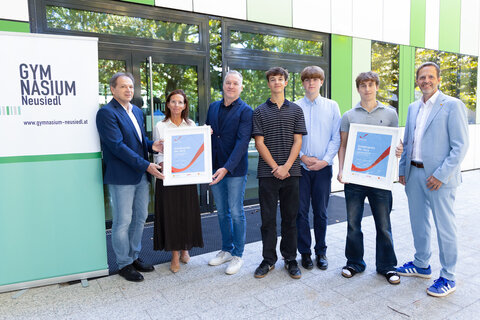 clicksgefühle GmbH & Co KG (Neusiedl) - Gemeinsam mit den Schüler*innen aus dem Gymnasium Neusiedl/See (v.l.n.r): Franz Wohlfahrt und Tanja Bayer-Felzmann (Direktorin Gymnasium Neusiedl am See), Andreas Wenth (GF clicksgefühle), Jakob Mospointner, Felix Jantsch und Niklas Wurm (Projektteam des Gymnasiums Neusiedl am See) sowie Michael Sedlak (Wirtschaftsagentur Burgenland)