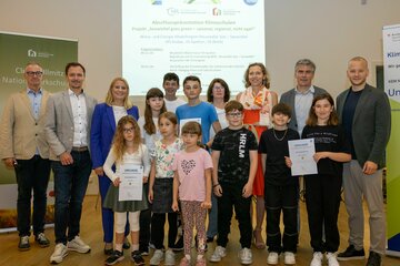 Robert Schitzhofer (Modellregionsmanager der Klima- und Energie-Modellregion „Neusiedler See - Seewinkel“, Philipp Pelzer (Bgm Andau), Bildungslandesrätin Daniela Winkler, Brigitte Maria Renner (Direktorin Cluster Illmitz), Werner Zwickl (SQM, Bildungsdirektion), NR Maximilian Köllner (Bgm Illmitz) mit teilnehmenden Schüler:innen.
