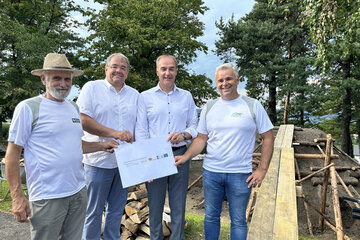Engelbert Kenyeri, Obmann des Naturparks Geschriebenstein, Franz Kazinota von der Wirtschaftsagentur Burgenland, Landesrat Dr. Leonhard Schneemann und Unterkohlstättens Bürgermeister Christian Pinszker bei der Entzündung des Kohlenmeilers in Oberkohlstätten.