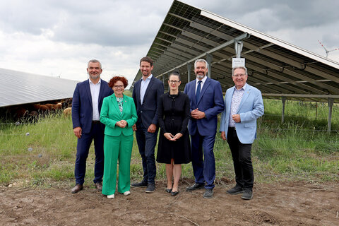 Landesrat Heinrich Dorner, Staatssekretärin Elisabeth Zehetner, Lukas Püspök (Geschäftsführer von PÜSPÖK), Erste Bank-Vorstandsvorsitzende Gerda Holzinger-Burgstaller, EIB-Vizepräsident Karl Nehammer und Bürgermeister Gerhard Zapfl (Nickelsdorf)