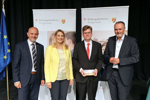 LH Hans Peter Doskozil gratulierte gemeinsam mit Bildungslandesrätin Daniela Winkler und Bildungsdirektor Heinz Zitz MaturantInnen mit ausgezeichnetem Erfolg.