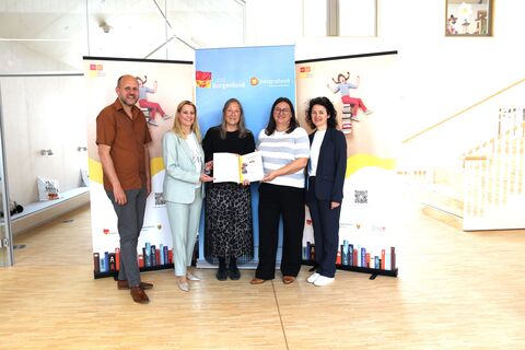 Bildungslandesrätin Daniela Winkler, Daniel Karacsonyi, Projektkoordinator und Christine Schlaffer, SQM für Oberpullendorf bei der Übergabe des Lesegütesiegels.