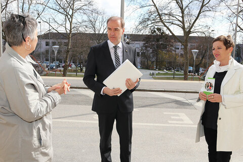 Angelika Kroyer-Bergles, pro mente Burgenland, Projektmanagement & Sozialbegleitung, Soziallandesrat Leonhard Schneemann und Eva Blagusz, Obfrau und Geschäftsführerin pro mente Burgenland, sehen die Stärkung der psychischen Gesundheit von Schülerinnen und Schülern im Fokus