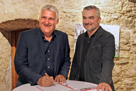 Bürgermeister Gerold Stagl (Freistadt Rust) bei der Unterzeichnung der Absichtserklärung zum neuen „REP“