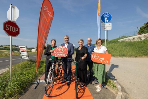 Besichtigten den neuen, kombinierten Geh- und Radweg, der vom Ortsende Wiesen zum Bahnhof Wiesen-Sigleß führt: (v.l.) Bürgermeister Matthias Weghofer (Wiesen), Landesrat Heinrich Dorner, LAbg. Bürgermeisterin Claudia Schlager (Mattersburg), Bernd Wessely, Eigenbetrieb Bau und Betrieb Burgenland und Christine Zopf-Renner, Leiterin Mobilitätszentrale Burgenland.