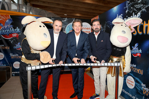 Landeshauptmann Hans Peter Doskozil, Werner Cerutti, Geschäftsführer der Sonnentherme Lutzmannsburg-Frankenau GmbH, und Angelo Rigotti, Attraktion! GmbH, bei der Eröffnung des neuen 5D-Wasser-Erlebnis-Kino „Cinesplash 5D“