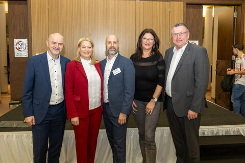 Bildungsdirektor Heinz Josef Zitz, Bildungslandesrätin Daniela Winkler, Hannes Schmid (Direktor BHAK/BHAS Frauenkirchen), Bianca Waba-Hartmann (Bez. Vorsitzende Frauen der Wirtschaft), Harald Pokorny (Regionalstellenleiter Wirtschaftskammer Bgld.)
