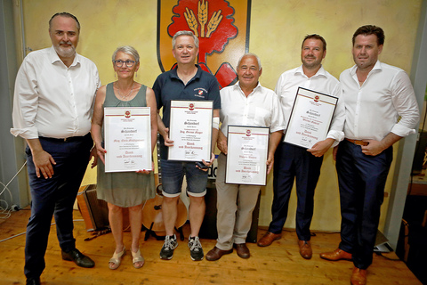 Mag. Edith Mühlgassner (2.v.l.), Ing. Gernot Mager (3.v.l.), Vinzenz Bunyai (4.v.l.) und Vizebürgermeister Werner Gabriel (5.v.l.) bekamen von Landeshauptmann Hans Peter Doskozil (l.) und Bürgermeister Bernhard Herics (r.) eine Dank- & Anerkennungsurkunde sowie Jubiläumsnadel der Gemeinde Schandorf  überreicht.