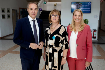 Landesrätin Mag.a (FH) Daniela Winkler (r.) und Landesrat Dr. Leonhard Schneemann (l.) gratulierten der ecole Güssing mit Direktorin Mag.a Karin Schneemann (Mitte) zum Jubiläum.