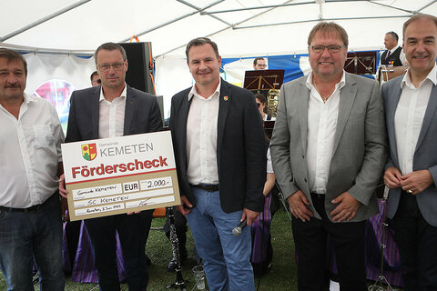 Kemetens Vizebürgermeister Franz Schiller, SC Kemeten-Obmann Ronald Goger, Bürgermeister Dipl-Ing. (FH) Wolfgang Koller, SC Kemeten-Präsident Erwin Hochwarter und Landesrat Dr. Leonhard Schneemann (v.l.) im Zuge der 50-Jahresfeier am Sportplatz in Kemeten.