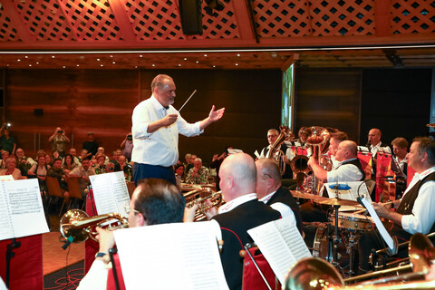 Landeshauptmann Hans Peter Doskozil durfte für ein Musikstück den Taktstock übernehmen und das Ensemble Wendi's Böhmische Blasmusik dirigieren