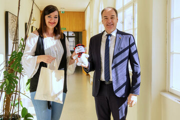 Landesrat Dr. Leonhard Schneemann mit der Pflegeperson Alexandra Pamer aus Neusiedl am See