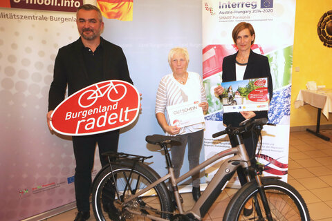 Landesrat Mag. Heinrich Dorner (l.) und DI Christine Zopf-Renner (r.), Leiterin der Mobilitätszentrale Burgenland, mit Erika Püchl (Mitte). Sie gewann den Hauptpreis, ein KTM-Fahrrad von Radwelt Knopf.