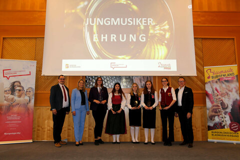 ugendlandesrätin Daniela Winkler mit Márton Ilyés MEd BBA, Jugendreferent Blasmusikverband Burgenland, und ausgezeichneten NachwuchsmusikerInnen