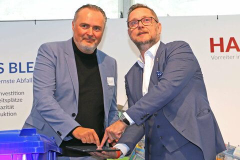 Mit einem einfachen Druck auf ein Tablet nahm Landeshauptmann Hans Peter Doskozil gemeinsam mit Geschäftsführer Oswald Hackl jun. die neue, komplett digital bedienbare Abfallsortieranlage in Betrieb.
