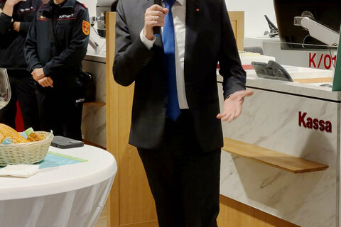 Dr. Leonhard Schneemann bei seiner Rede im Zuge der offiziellen Eröffnungsfeier der BAWAG-Filiale Oberwart.