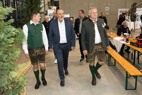 Landeshauptmann Hans Peter Doskozil (Mitte) im Gespräch mit Sohn Josef und Vater Josef Dunst (v.l.) in Grafenschachen.