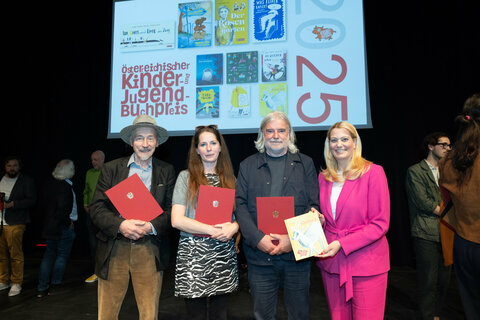 (v.l.) Richard Pils (Verlag Bibliothek der Provinz 2024), Michaela Weiss, Heinz Janisch und Landesrätin Daniela Winkler bei der Verleihung des Österreichischen Kinder- und Jugendbuchpreises in Eisenstadt.