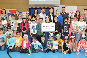 Bildungslandesrätin Daniela Winkler, Landespolizeidirektor Martin Huber, Bildungsdirektor Heinz Zitz und Schirmherrin Christa Kummer überreichten Urkunden an die Gewinner des Ideenwettbewerbs „Gemeinsam.Sicher mit deiner Schule“.