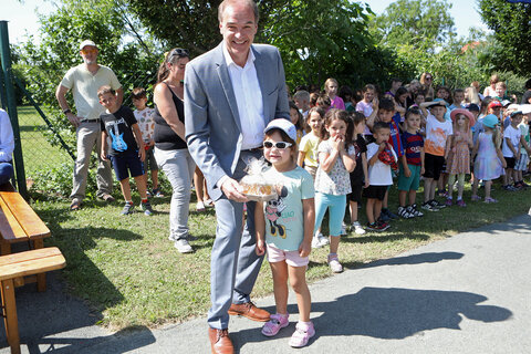 Landesrat Leonhard Schneemann bekam von den Schülerinnen und Schülern ein Geschenk überreicht.