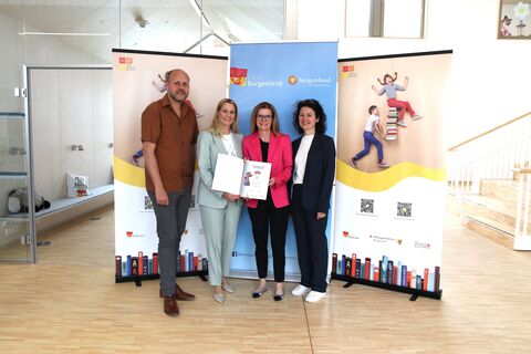 Bildungslandesrätin Daniela Winkler, Daniel Karacsonyi, Projektkoordinator und Christine Schlaffer, SQM für Oberpullendorf bei der Übergabe des Lesegütesiegels.