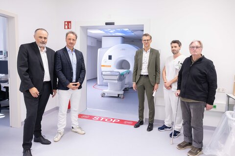 Bei einem Rundgang machten sich Landeshauptmann Hans Peter Doskozil, Prim. Dr. Martin Wehrschütz, Vorstand der Abteilung für Radiologie, Krankenhausgeschäftsführer Dir. Robert Maurer, Lukas Hahn BSc, Bereichsleitung Radiologietechnologie und Pater Prior Daniel Katzenschläger OH ein Bild vom neuen MRT-Bereich.