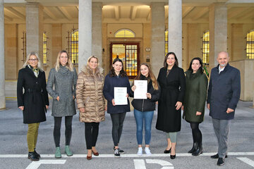 Frauenreferentin LH-Stv.in Astrid Eisenkopf und Bildungslandesrätin Daniela Winkler mit den beiden Gewinnerinnen des Ökolog-Awards 2021. V.l. Petra Mayer, Ökolog-Koordinatorin Burgenland, Angela Deutsch, Amt d. Bgld. LReg., LRin Daniela Winkler, Preisträgerinnen Lena Tschach und Lisa Marie Jurika, LH-Stv.in Astrid Eisenkopf, Lisa Josk vom Ökolog-Team, Bildungsdirektor Heinz Josef Zitz