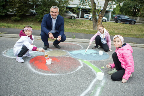 Landesrat Mag. Heinrich Dorner besichtigte die Kunstwerke der Schülerinnen und Schüler in Oberpullendorf.