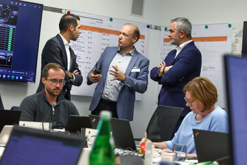 Burgenland-Energie-CEO Dr. Stephan Sharma und Infrastrukturlandesrat Mag. Heinrich Dorner besuchten den Krisenstab der Netz Burgenland im Rahmen der Strommangellage- und Blackout-Übung.