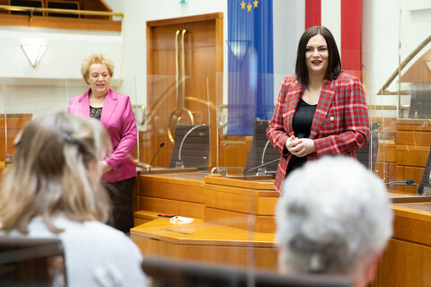 Landtagspräsidentin Verena Dunst, Gabi Arenberger und Landeshauptmann-Stellvertreterin Astrid Eisenkopf bei der Verleihung des Rosa-Jochmann-Preises 2020