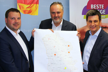  Landeshauptmann Hans Peter Doskozil und Soziallandesrat Christian Illedits präsentierten gemeinsam mit Bürgermeister Werner Gabriel die Details zum Neubau eines dreisprachigen Altenwohn- und Pflegeheims in Schandorf