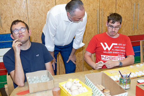 Landeshauptmann Hans Peter Doskozil besichtigte die einzelnen Hilfsbetriebe des Vereines und führte auch zahlreiche Gespräche.