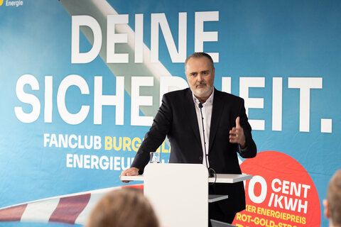 Landeshauptmann Hans Peter Doskozil spricht bei der Pressekonferenz zum Thema „Fanclub Burgenland Energieunabhängig“ in Eisenstadt.