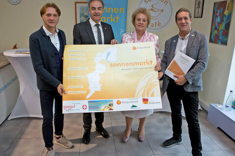 Landesrat Dr. Leonhard Schneemann (2.v.l.) zog gemeinsam mit Geschäftsführer Wolfgang Brillmann, MA (Soogut-Sozialmarkt), Volkshilfe Burgenland-Präsidentin Verena Dunst und FH Departmentleiter und Studiengangsleiter Prof. (FH) Mag. (FH) Manfred Tauchner (v.l.) Bilanz in Oberwart.