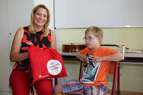 Mag.a (FH) Daniela Winkler, Landesrätin für Familien, Kinder und Jugend, Alexandra Gager, Landesvorsitzende der Kinderfreunde Burgenland, Caroline Kolonovits, Geschäftsführerin der Kinderfreunde Burgenland, und Bürgermeister Josef Ziniel besuchten das Feriencamp der Kinder mit besonderen Bedürfnissen in Frauenkirchen