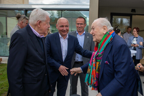 Der Kobersdorfer Bürgermeister Andreas Tremmel begrüßt Innenminister a.D. Karl Blecha und Bundeskanzler a.D. Franz Vranitzky in der ehemaligen Synagoge Kobersdorf, im Hintergrund Lackenbachs Bürgermeister Christian Weninger