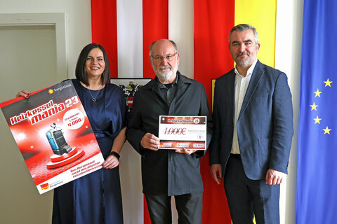 Landeshauptmann-Stellvertreterin Mag.a Astrid Eisenkopf und Landesrat Mag. Heinrich Dorner mit Kurt Pieber, der den Gutschein für den 1. Platz in der Höhe von 4.000 Euro gewann.