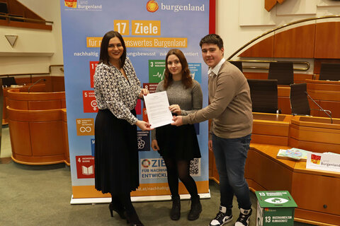 Landeshauptmann-Stv. Mag.a Astrid Eisenkopf (l.) nahm den Klimavertrag der HAK und HAS Mattersburg entgegen.
